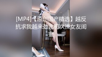 身材很棒的极品人妻跟小哥激情啪啪，激情上位让小哥吃奶子，屁股白皙很是诱人，揉奶玩逼后入