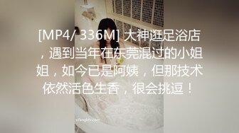 [MP4/ 742M] 漂亮单身美女下海操逼秀，吊带背心黑丝袜，站立抽插肥穴，从下往上视角拍摄撞击