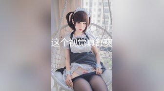 Candice 优雅而曲线美，知道如何给相机想要的东西。她的金色头发和棕色眼睛可能会让你想起隔壁的那