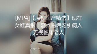 國內牛人潛入某廣告公司寫字樓女廁偷拍紅衣美女出來捂著臉難道發現被拍了